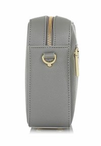 Borsa in pelle grigio testurizzata con una cerniera dorata, anello in metallo laterale e cuciture lisce. Forma rettangolare con una base robusta.