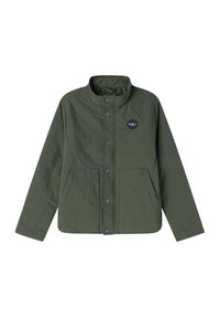 Steppjacke in olivgrün mit Druckknopfverschluss, Stehkragen und zwei Fronttaschen. Verfügt über einen runden Markenpatch auf der Brust.