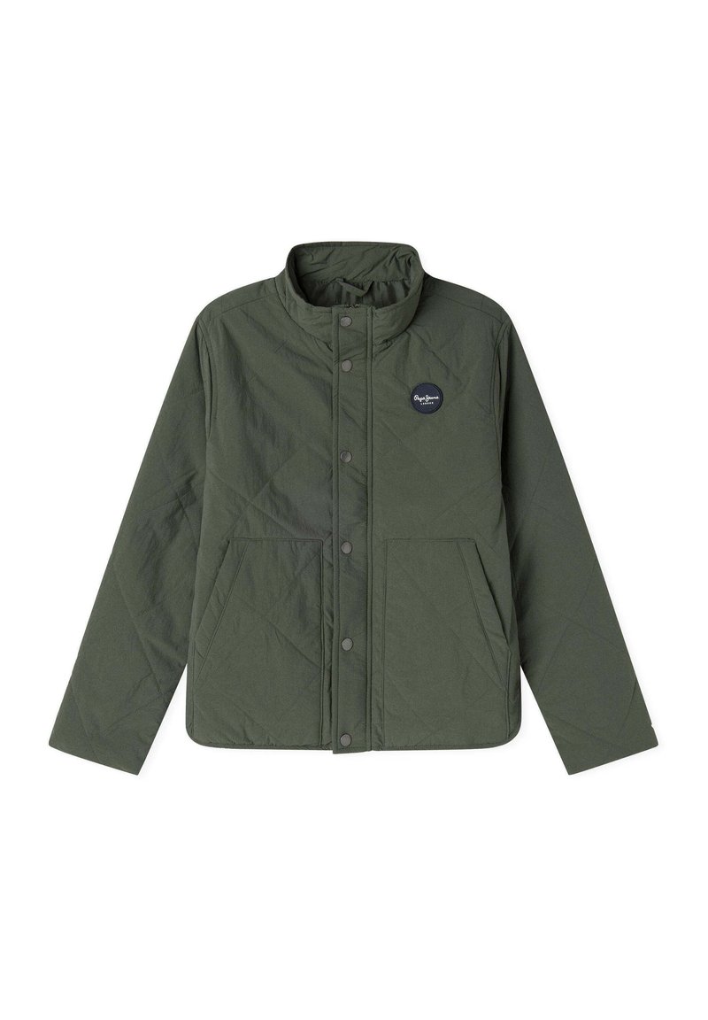 Steppjacke in olivgrün mit Druckknopfverschluss, Stehkragen und zwei Fronttaschen. Verfügt über einen runden Markenpatch auf der Brust.
