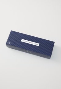 Sötétkék doboz sakkal mintázva, fehér "TOMMY HILFIGER" logóval. Három pár férfi terméket tartalmaz. A méret az oldalán feltüntetve.