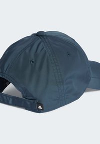 Cappello in nylon blu con visiera curva, fascetta regolabile e piccolo logo nero. Presenta dettagli di cucitura e occhielli di ventilazione.