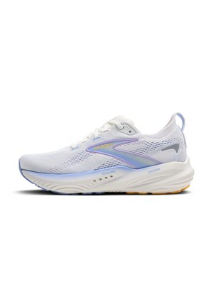 Laufschuh von Brooks, mit einem weißen Mesh-Obermaterial und Lavendelakzenten, einer gepolsterten Sohle und einem strukturierten Profil für besseren Grip.