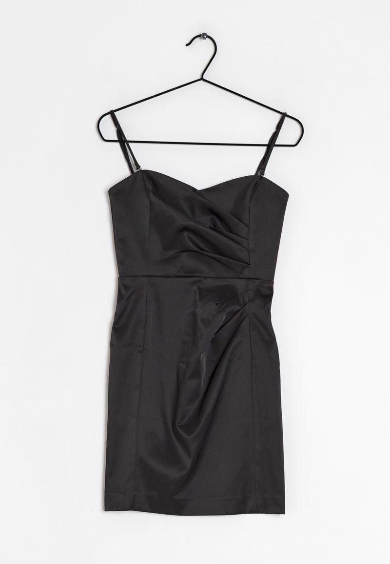 Černé saténové mini šaty s výstřihem do tvaru srdce, tenkými nastavitelnými ramínky, nařasením po celé těle a hladkou strukturou. Visí na černém háčku.