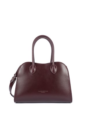 Sac à main en cuir marron foncé avec deux poignées arrondies et une bandoulière amovible, finition lisse et gravure subtile de la marque à l'avant.