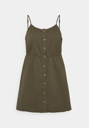 Ærmeløs olivengrøn kjole med tynde stropper, knapper foran og taljemarkering, vist mod en hvid baggrund.