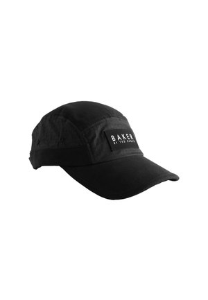 Schwarze Baseballkappe aus Stoff mit gebogenem Schirm und einem rechteckigen Aufnäher mit "BAKER BY TED BAKER" auf dem Frontpanel.