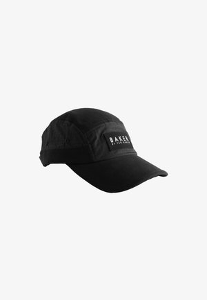 Schwarze Baseballkappe aus Stoff mit gebogenem Schirm und einem rechteckigen Aufnäher mit "BAKER BY TED BAKER" auf dem Frontpanel.