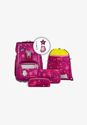 ensemble de sacs à dos rose comprenant un sac à dos principal, un sac à cordon, une trousse à crayons et des accessoires, ornés de motifs de licornes et d'étoiles.