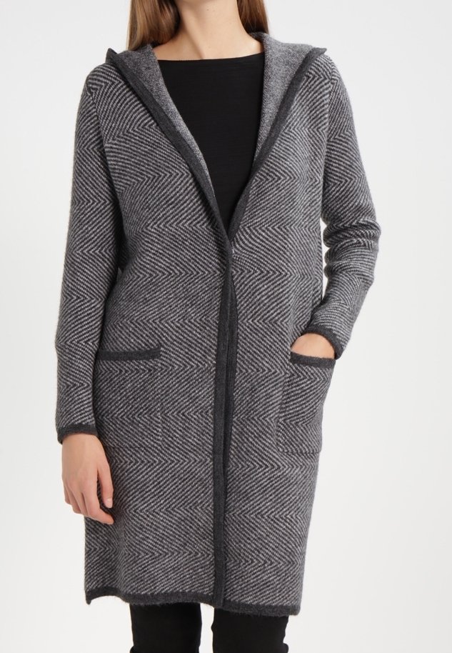 Cardigan largo de colores gris y negro con capucha, dos bolsillos frontales y una tela texturizada con diseño en forma de chevrón.