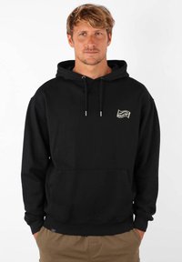 Hoodie noir, en coton, avec poche kangourou sur le devant, capuche à cordon, logo dans le coin supérieur gauche, poignets et ourlet côtelés.