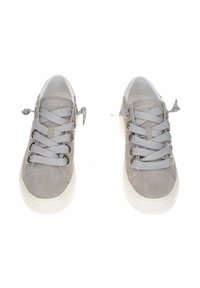 Sneakers in suede grigio chiaro con superficie testurizzata, dotati di lacci grigi, occhielli in metallo argentato e suola in gomma bianca.