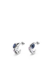 Boucles d'oreilles en argent avec un design ondulé. Deux pierres précieuses ovales bleues et de petites accents roses et transparents ornent chaque boucle.