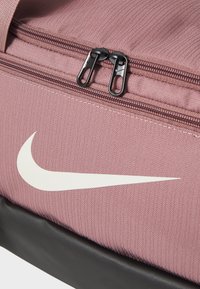 Nike Performance XS DUFFLE 25L UNISEX - Saco de desporto - smokey mauve/black/light orewood brown