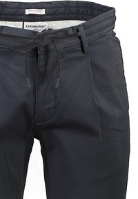 Pantalons noirs ajustés avec une taille élastiquée, dotés d'un cordon de serrage et de poches standards. Fabriqués à partir d'un tissu lisse et léger.