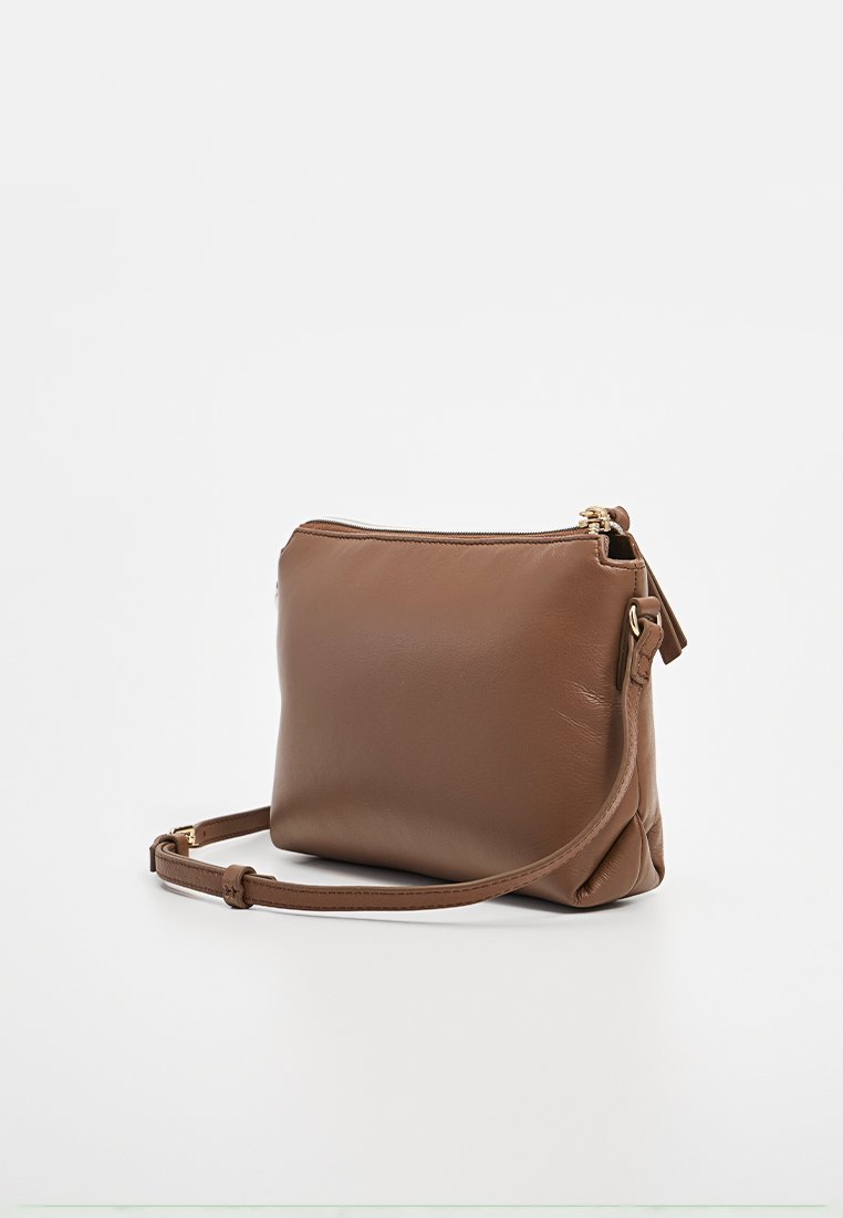 Borsa a tracolla in pelle marrone con una texture liscia, chiusura con zip e tracolla regolabile. Presenta un design minimalista e una forma rettangolare.