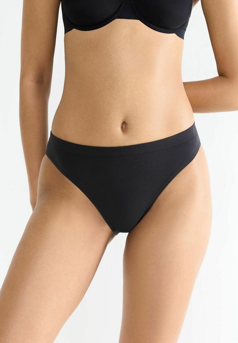 Schwarze Bikiniunterteile aus glattem, dehnbarem Material. Niedrige Taille mit breitem Bund und minimaler Bedeckung. Nahtlose Kanten.