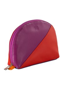 Pochette cosmetica in pelle viola, rossa e arancione con forma a mezzaluna, chiusura con zip e un piccolo etichetta in metallo. Texture liscia e colori vivaci.