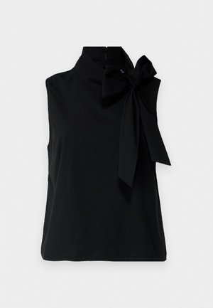 Top preto sem mangas com colarinho alto, apresentando um grande laço do lado esquerdo. Feito de um tecido suave e liso, com uma bainha limpa.