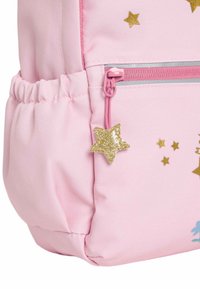 Rosa tygryggsäck med gyllene stjärnmönster, en framficka med dragkedja i rosa och ett detaljerat dragkedjehandtag i form av en gyllene stjärna.