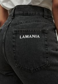 LA MANIA Tiesaus kirpimo džinsai - black