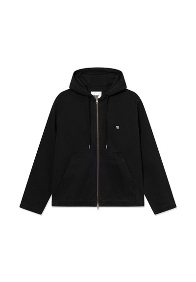 Veste noire à capuche en coton, dotée d'une fermeture éclair à l'avant, d'une grande poche frontale et d'un petit logo sur la poitrine. Texture lisse.
