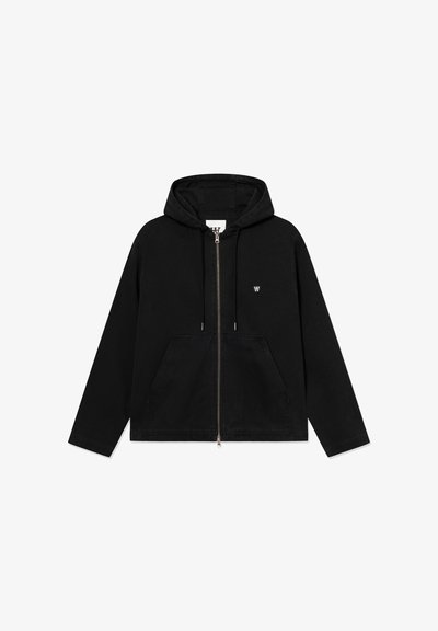 Veste noire à capuche en coton, dotée d'une fermeture éclair à l'avant, d'une grande poche frontale et d'un petit logo sur la poitrine. Texture lisse.
