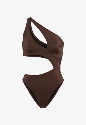 Bañador de una sola pieza marrón oscuro con un hombro descubierto y cortes asimétricos en el pecho y la cintura.