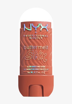 NYX Buttermelt Stix, un bastoncino illuminante dal tono corallo con confezione decorata a onde, dotato di coperchio trasparente e applicatore a girare.