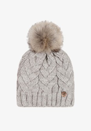 Grå strikket beanie med et struktureret kabeldesign, toppet med en pels pom-pom. Har et lille metalmærke på siden.