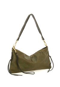 Borsa a mano in pelle verde oliva con forma triangolare, dotata di un'unica maniglia intrecciata e accessori in oro. Presenta frange laterali per un tocco di originalità.