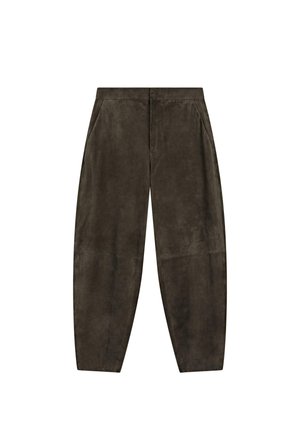 Dunkelbraune, schmal zulaufende Wildlederhose mit Seitentaschen und hoher Taille, vor weißem Hintergrund dargestellt.