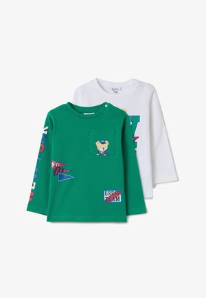 Zwei Langarm-T-Shirts; eines grün mit Grafiken und Bären-Tasche, das andere weiß mit blauer Schrift. Baumwollstoff, Rundhals-Design.