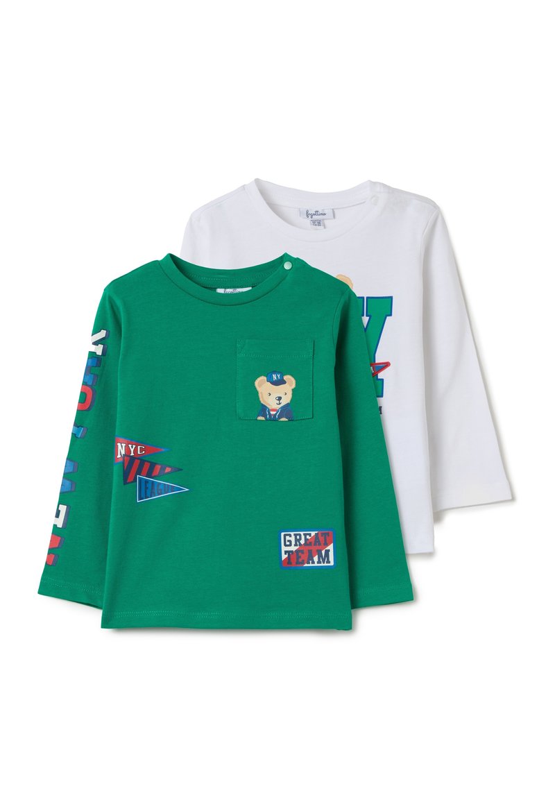Zwei Langarm-T-Shirts; eines grün mit Grafiken und Bären-Tasche, das andere weiß mit blauer Schrift. Baumwollstoff, Rundhals-Design.