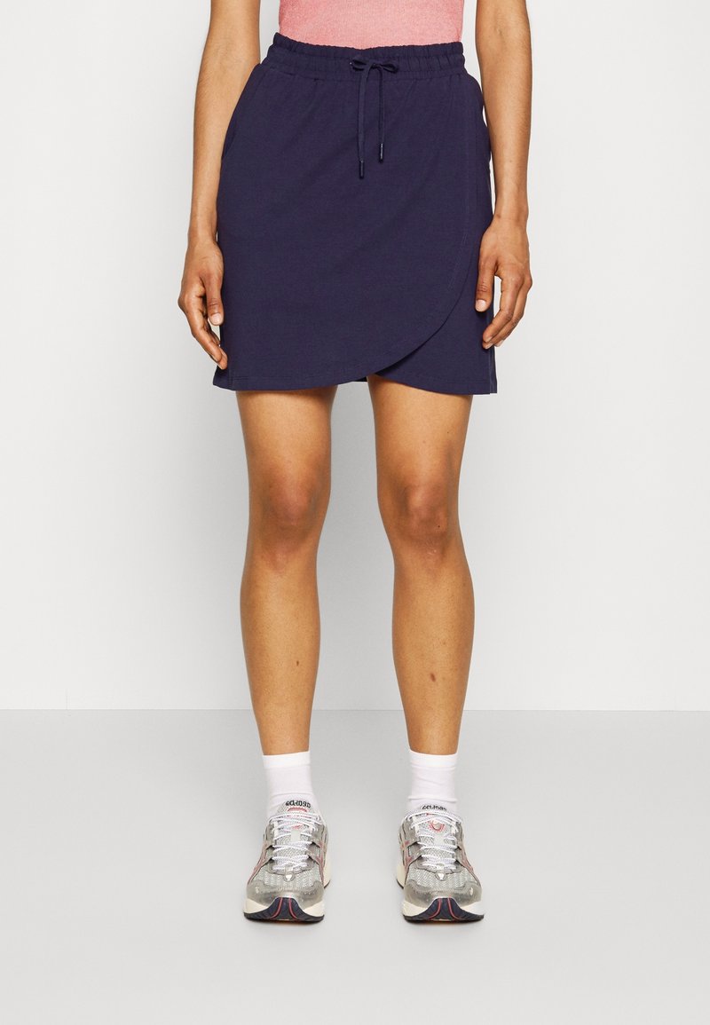 Námořnická modrá zavinovací sukénka s elastickým pasem a nastavitelnou šňůrkou, se hladkým povrchem a délkou ke kolenům.