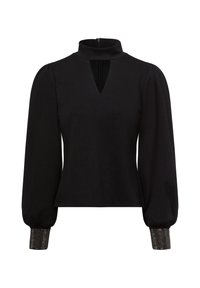 Zwarte blouse met een hoge kraag, een sleuf aan de voorkant en lange puffmouwen. De manchetten hebben een textuur van metallic accent voor extra detail.