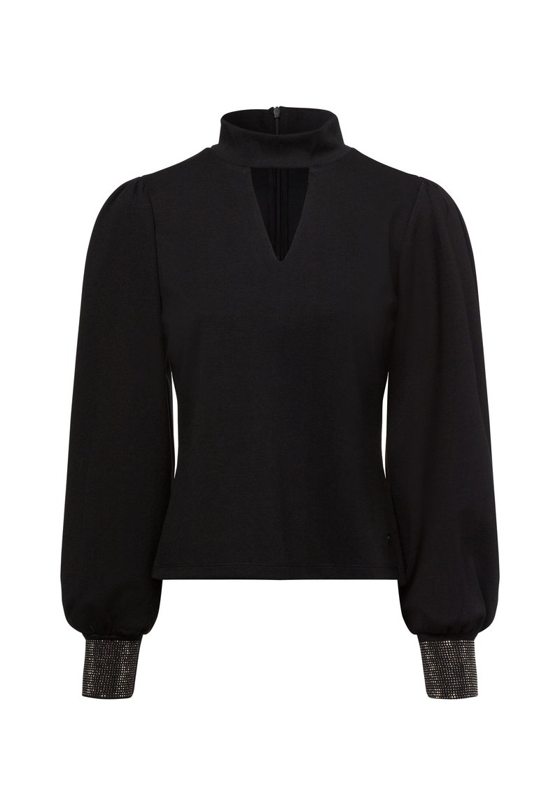Zwarte blouse met een hoge kraag, een sleuf aan de voorkant en lange puffmouwen. De manchetten hebben een textuur van metallic accent voor extra detail.