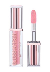 Lip gloss Gloss Affair in un tubetto rosa trasparente. Presenta un cappuccio metallico argento, una punta di applicazione rosa e una consistenza morbida e liscia.