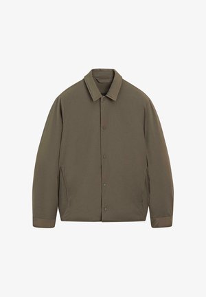 Giacca verde oliva con chiusura a bottoni, colletto a punta e tasche laterali. Realizzata in tessuto liscio con vestibilità comoda e maniche lunghe.