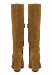 Térdig érő barna velúr csizmák robusztus sarokkal, rejtett oldalcipzárral, sima felülettel és letisztult vonalakkal.