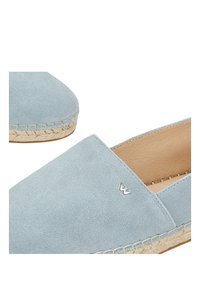 Hellblauer Wildleder-Espadrilleschuh mit geflochtener Jutsohle und kleinem metallischem Logodetail an der Seite.