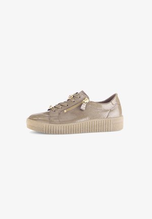 Braune Leder-Sneaker mit dicker Gummisohle, Schnürung vorne und dekorativem goldenen Reißverschluss an der Seite.