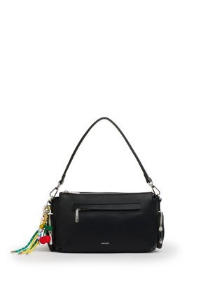 Borsa rettangolare nera con tracolla singola, tasca frontale con cerniera, tasca laterale e portachiavi colorato con perline e tessuto attaccato.