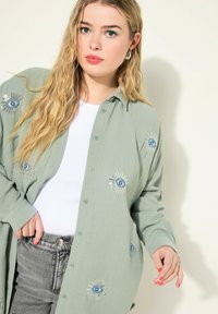 Studio Untold EYE EMBROIDERY BUTTON FRONT  - Blusa - green thistle