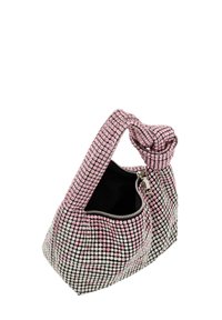 Hobo-väska med en knuten handled, täckt av rosa och silverfärgade rhinestones, med dragkedjestängning och svart foder.