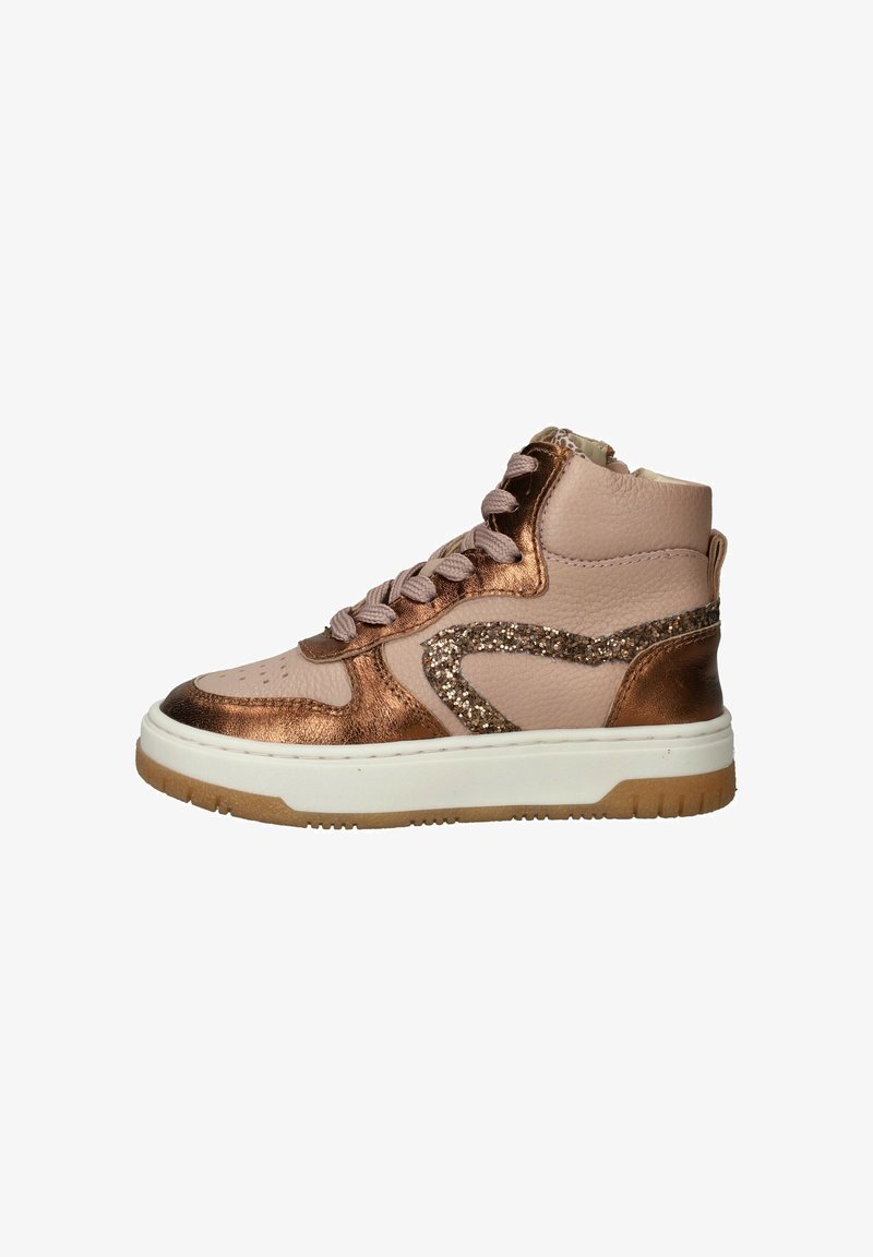 Hoge sneakers van beige leer, met metallic bronzen accenten, glitters, lichtroze veters en een witte dikke zool met een tan loopvlak.