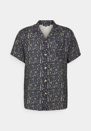 Camisa negra de manga corta con botones y estampado temático del desierto en beige y azul que incluye cactus, soles y calaveras de animales.
