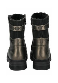 Bottines noires et en bronze métallique avec un dessus en tissu côtelé, fermeture éclair, et sangles de marque, présentant une semelle texturée pour une meilleure traction.