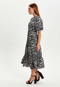 Liquorish ZEBRA OPEN BACK MIDI  - Day dress - multi coloured