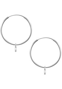 Sudrabota riņķa auskari ar gludu, apaļu dizainu. Katrai auskaru pāri ir eņģes slēgšanas mehānisms un mazs karājošs piekariņš.