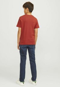 Jack & Jones Junior JJELOGO TEE O-NECK JNR - Apdrukāts T-krekls - red ochre